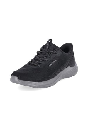 Schwarzer Skechers Sportschuh mit grauer Sohle, Mesh-Obermaterial und schwarzen Schnürsenkeln, leicht seitlich auf weißem Hintergrund gezeigt.