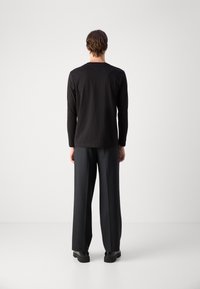 Tommy Hilfiger STACK TEE - Maglietta a manica lunga - black