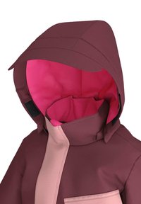 Bordeauxrood waterdicht jack met een roze gevoerde capuchon, voorzien van een hoge kraag en grote voorkuip, ontworpen voor warmte en bescherming.