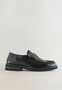 Schwarze Lederloafer mit glatter Oberfläche, ausgestattet mit einem breiten Riemen über dem Vorderfuß und einem niedrigen, flachen Absatz. Klassisches Design mit genähten Details.
