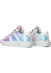 Witte sneakers met iriserende accenten, voorzien van een textuur, ronde neus, zes oogjes en een platte witte zool.