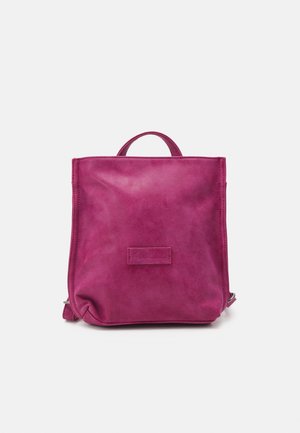 Petit sac à dos carré de couleur magenta avec poignée supérieure et texture de tissu lisse sur fond uni.