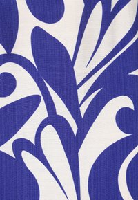 Textil cu un fundal alb și un model floral îndrăzneț, de un albastru închis. Designul include frunze curbe și forme abstracte, cu o finisare texturată.