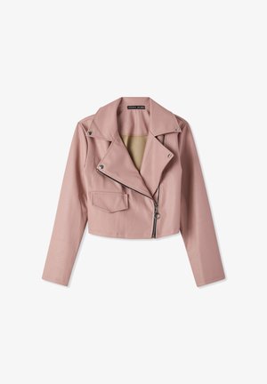 Giacca motociclista in pelle rosa, corta, con zip asimmetrica, colletto a risvolto e una tasca sul petto. Tessuto liscio, design aderente.