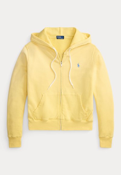 Sweat à capuche jaune zippé avec poches avant, cordons blancs, poignets et ourlet côtelés, et un petit logo brodé bleu sur la poitrine.