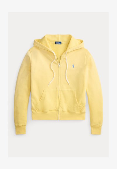 Sweat à capuche jaune zippé avec poches avant, cordons blancs, poignets et ourlet côtelés, et un petit logo brodé bleu sur la poitrine.