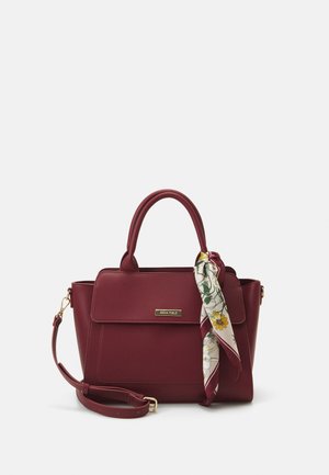 Borsa borgogna realizzata in materiale sintetico con un design strutturato, dotata di tracolla removibile e un foulard a motivi floreali legato al manico.
