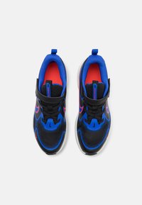 Chaussures de sport noires et bleues avec une tige en mesh, intérieur rouge, semelle en caoutchouc et bande Velcro. Dotées d'un accent logo sur le côté.