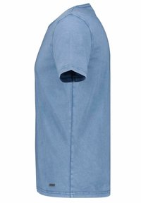 Ljusblå bomulls-t-shirt med korta ärmar, rund hals, slät textur och en liten logotyp närmast fållen. Enkel, klassisk design.