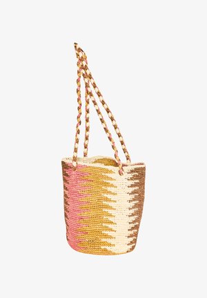 Geflochtene Tragetasche mit einem Farbverlauf in Pink, Beige und Braun. Verfügt über geflochtene Griffe und eine offene Oberseite für einfachen Zugang.