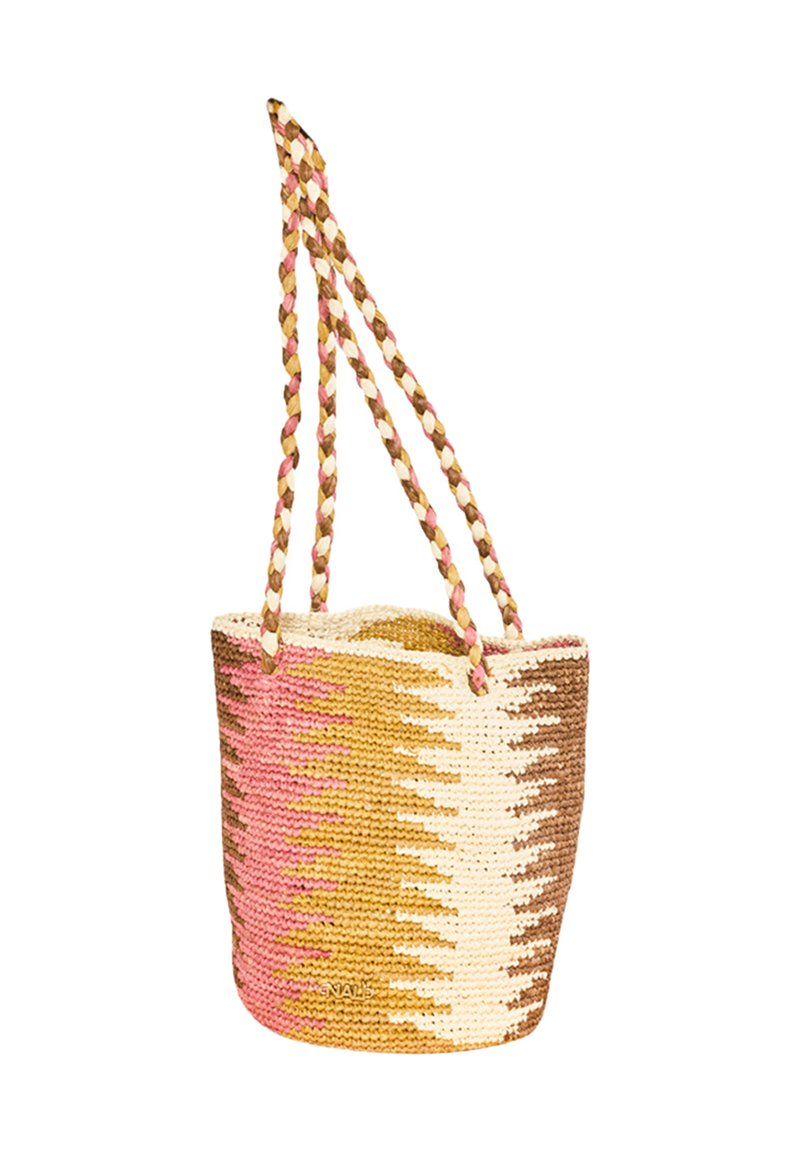 Torba tote w wydaniu plecionym o gradientowym wzorze w kolorach różowym, beżowym i brązowym. Posiada plecione uchwyty oraz otwartą górę, co zapewnia łatwy dostęp.