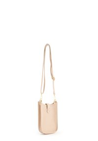 Beige leren schoudertas met een gestructureerde afwerking, voorzien van een gebogen bovenkant, drukknoopsluiting en verstelbare strap, afgewerkt met gouden hardware.