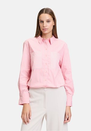 Rosa gestreiftes Hemd mit Knöpfen, das zwei Brusttaschen hat und horizontale Streifen zeigt; lange Ärmel mit geknöpften Manschetten. Glatte Stofftextur.