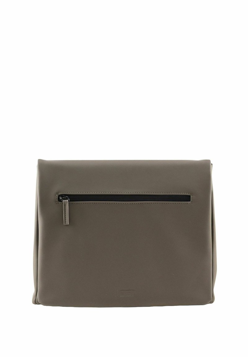 Rechteckige, taupefarbene Kosmetiktasche mit horizontaler, schwarzer Reißverschlusstasche auf der Vorderseite und dezent eingeprägtem Logo nahe dem Boden.