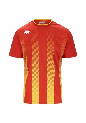 Maglia sportiva rossa e gialla con collo giro, caratterizzata da righe diagonali e un motivo testurizzato. Logo Kappa bianco sulla spalla sinistra.