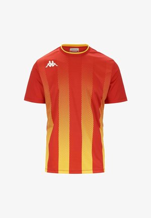 Maglia sportiva rossa e gialla con collo giro, caratterizzata da righe diagonali e un motivo testurizzato. Logo Kappa bianco sulla spalla sinistra.