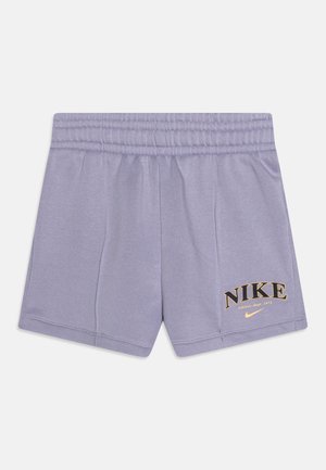 Lavendel Nike short met elastische tailleband, zijnaden, en "NIKE athletic dept. 1972" tekst en swoosh-logo in zwart en geel op de linker zoom.