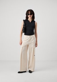 Karl Lagerfeld Jeans PLEATED CARGO - Cargobyxor - whitecap gray