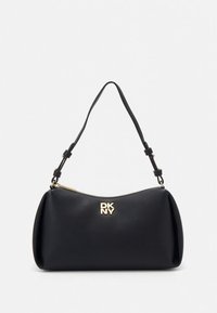 Fekete bőr kézitáska ívelt formával, arany színű logóval és egy állítható pánttal. Cipzáras záródással és struktúrált felülettel rendelkezik.