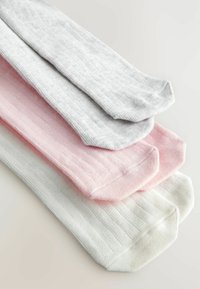 Tre paia di calzini a coste in grigio chiaro, rosa pastello e bianco morbido, realizzati in un tessuto testurizzato e elasticizzato.