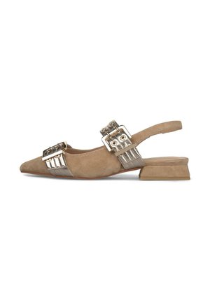 Scarpa slingback beige in camoscio con punta a punta, cinturini dorati metallici e due grandi fibbie, tacco basso a blocco, vista laterale.