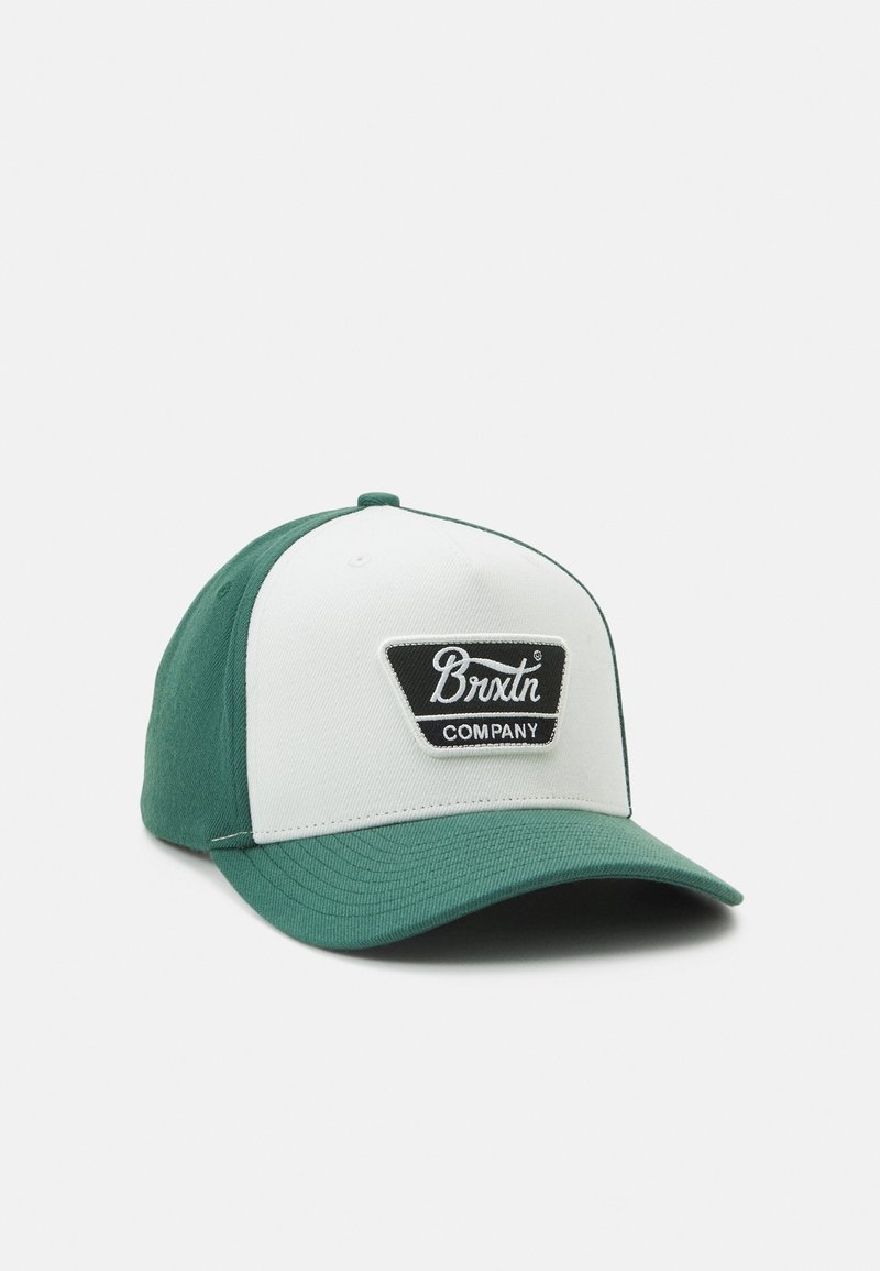 Casquette de baseball verte et blanche avec une visière courbée, ornée d'un patch noir et blanc de la Brixton Company sur le panneau avant.