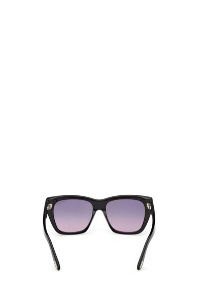 Lunettes de soleil rectangulaires noires avec des verres dégradés violets et des branches légèrement courbées sur fond blanc.