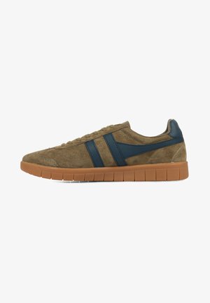 Sneakers in suede verde oliva, con strisce blu navy, una suola in gomma marrone imbottita e una parte superiore texture per una migliore aderenza.