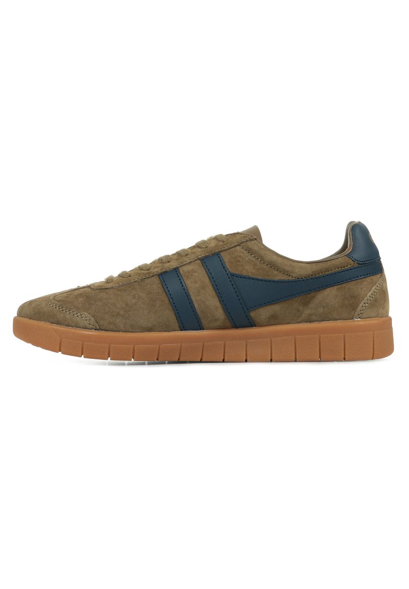 Olijfgroene suède sneakers met marineblauwe strepen, een gevoerde bruine rubberen zool en een gestructureerde bovenkant voor extra grip.