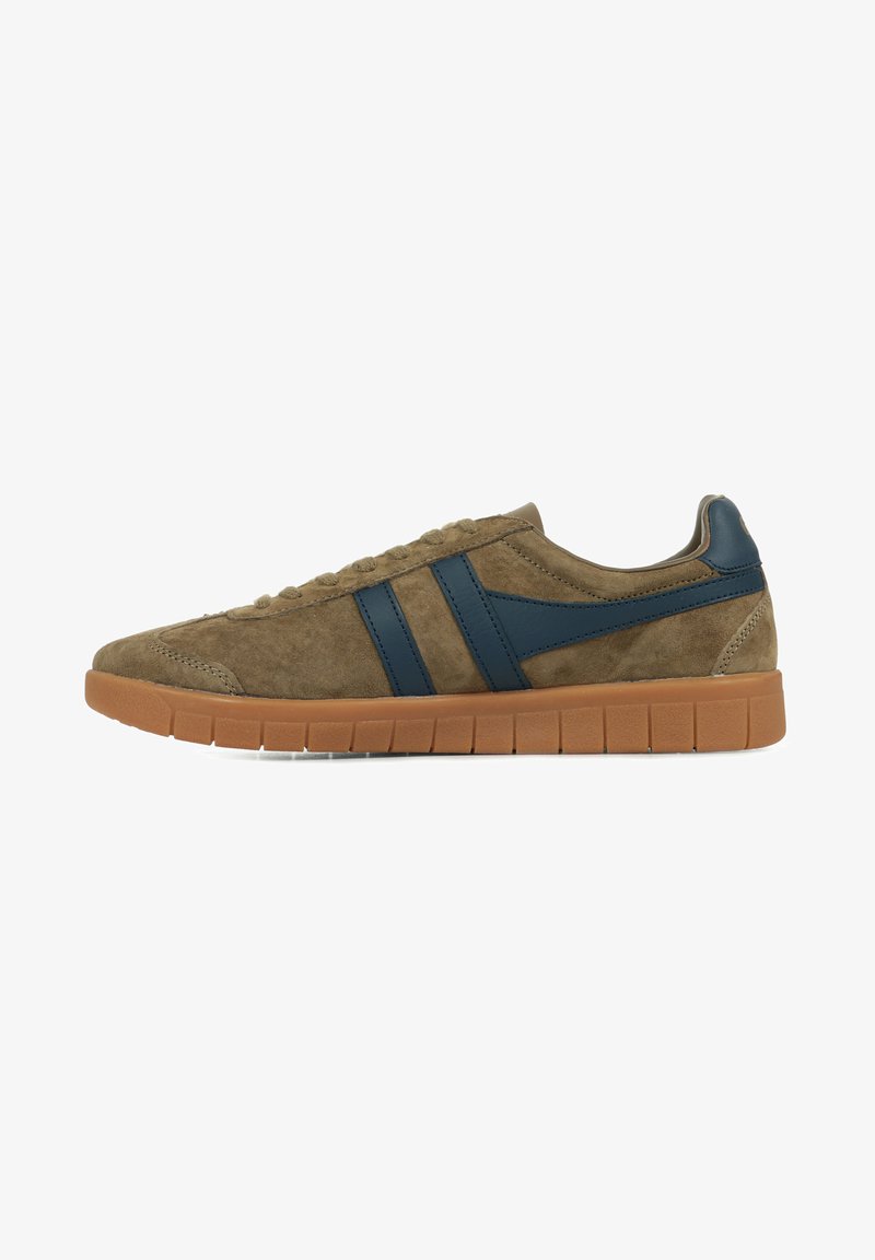 Olijfgroene suède sneakers met marineblauwe strepen, een gevoerde bruine rubberen zool en een gestructureerde bovenkant voor extra grip.