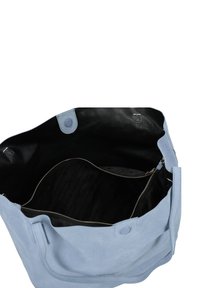 Borsa tote in suede blu chiaro con interno in pelle nera, dotata di tasca con zip, dettagli con bottoni e una texture morbida. Design aperto in cima.