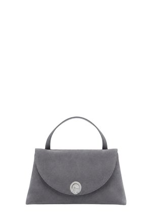 Piccola borsa a mano in camoscio grigio con patta curva e chiusura circolare argentata, con un solo manico superiore.