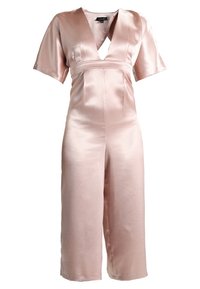 Satinový růžový overal s krátkými rukávy, V-krkem a přiléhavým pasem, zakončený širokými nohavicemi pro uvolněný siluetu.