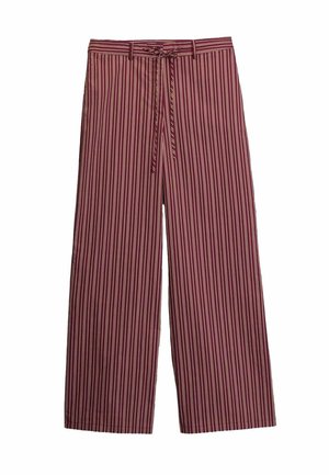 Bordeauxfarvede bukser med vide ben, med lodrette hvide striber og et matchende stofbælte bundet om taljen.
