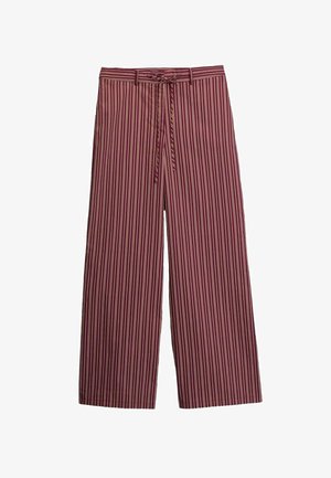 Bordeauxrote Hosen mit weitem Bein, vertikalen weißen Streifen und einem passenden Stoffgürtel, der an der Taille gebunden ist.