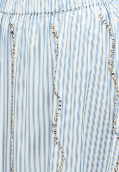 Υφάσμα με κατακόρυφες μπλε και άσπρες ρίγες με σούρα σε ελαστική μέση, διακοσμημένο με καμπυλωτές γραμμές από ασημένιες τρούκ και διαφανείς στρας.