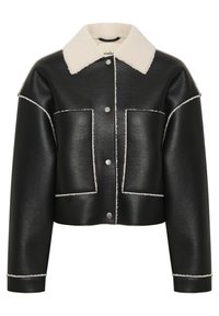 Giacca corta in finta pelle nera con colletto in shearling crema. Presenta cuciture bianche, due tasche frontali e bottoni a pressione argentati.