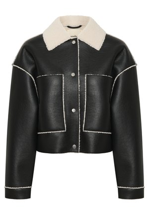 Sort fusk læder cropped jakke med en cremet shearling krave. Har hvid syning, to frontlommer og sølv snapknapper.