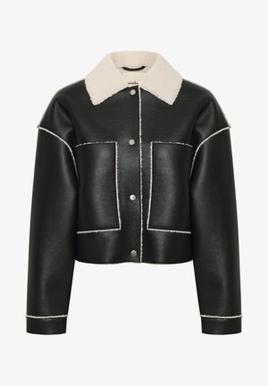 Fekete műbőr rövid dzseki krém színű gyapjú gallérral. Fehér varrással, két elülső zsebbel és ezüst színű patentgombokkal rendelkezik.