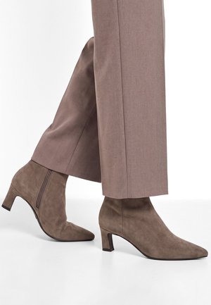 Tamaris, 1-25383-47 380 - Lage laarzen - taupe