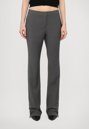 Pantaloni gri ajustați cu un design drept. Prezintă o textură netedă, pliu frontal și accente cu nasturi aurii la margine.