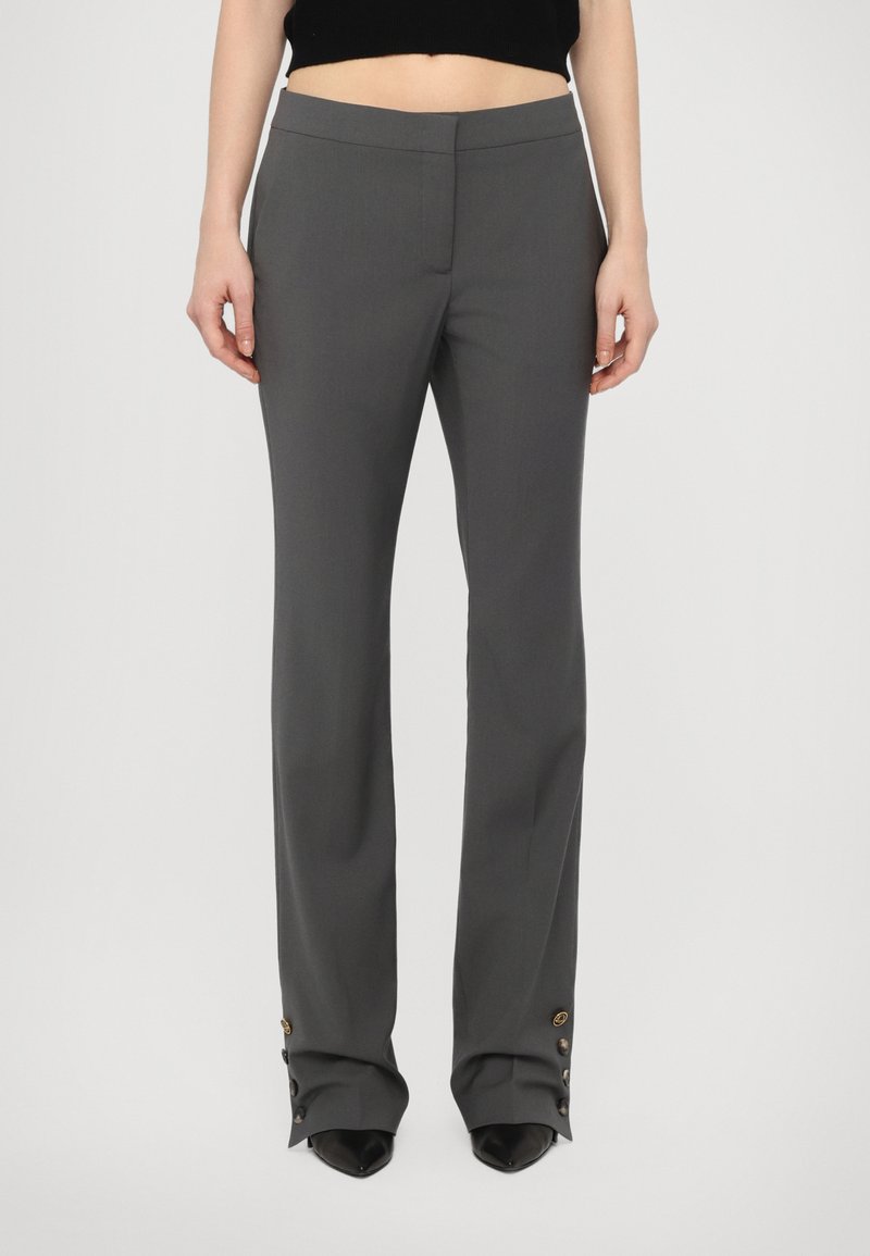 Pantaloni gri ajustați cu un design drept. Prezintă o textură netedă, pliu frontal și accente cu nasturi aurii la margine.