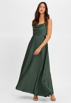 Donkergroene, vloerlange, mouwloze jurk met een cowl halslijn en een vloeiende, soepele stof. Heeft een aansluitende taille en een subtiele, vloeiende zoom.