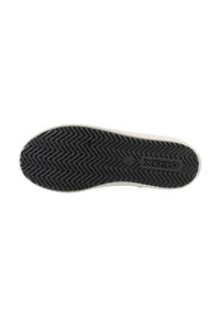 Suela de zapato con un patrón de espiga de goma negra, con un borde blanco contrastante. Duradero, diseñado para ofrecer tracción y comodidad.