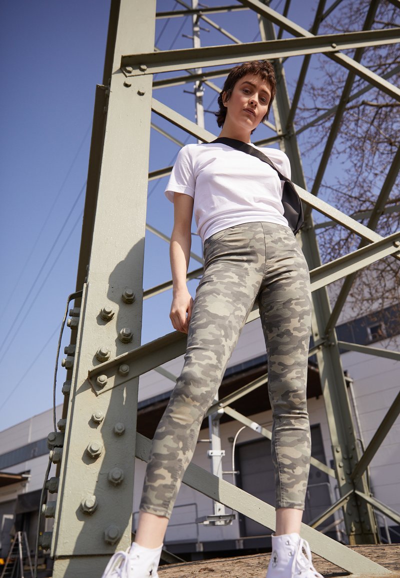 Marks & Spencer JEGGINGS - Calças de ganga de corte skinny - khaki mix