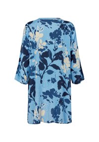 Niebieska bluzka w kwiatowy wzór z rękawami o długości 3/4, z ciemnoniebieskimi i kremowymi kwiatami na jasnoniebieskim tle. Miękka w dotyku.