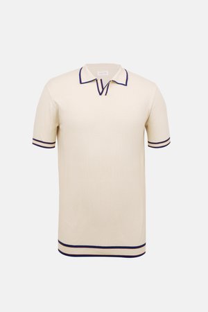 Kreminė trumpomis rankovėmis polo marškinėliai su tekstūriniu paviršiumi, su V formos kaklu ir tamsiai mėlynomis juostelėmis ant apykaklės ir rankovių.