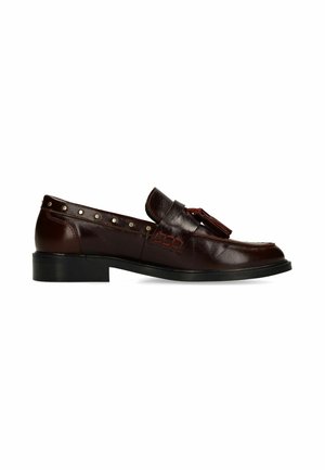 Donkerbruine leren loafer met kwastjes en metalen studs langs de hielkraag, met een lage zwarte zool en vierkante neusvorm.