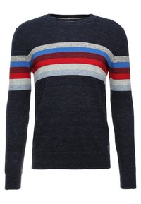 Pull bleu marine à manches longues, avec un col ras du cou et des rayures horizontales rouges, bleues et grises sur la poitrine.