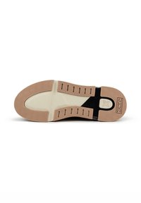 Semelle de chaussure avec un dessus en caoutchouc noir texturé et un dessous en caoutchouc beige clair à motif. Présente des rainures pour l'adhérence et un détail de logo.